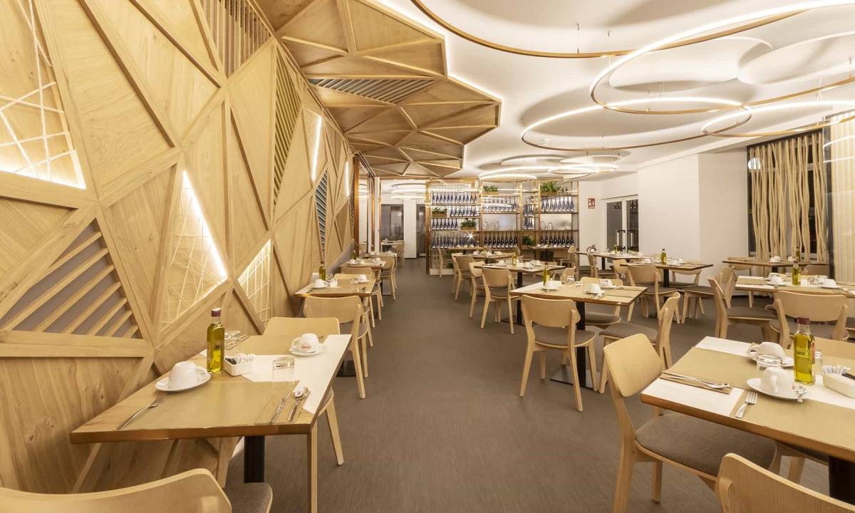 Restaurante Hotel Silgar 92_Grid_espacio con luminarias a medida, carpintería personalizada, imagen corporativa bien cuidada