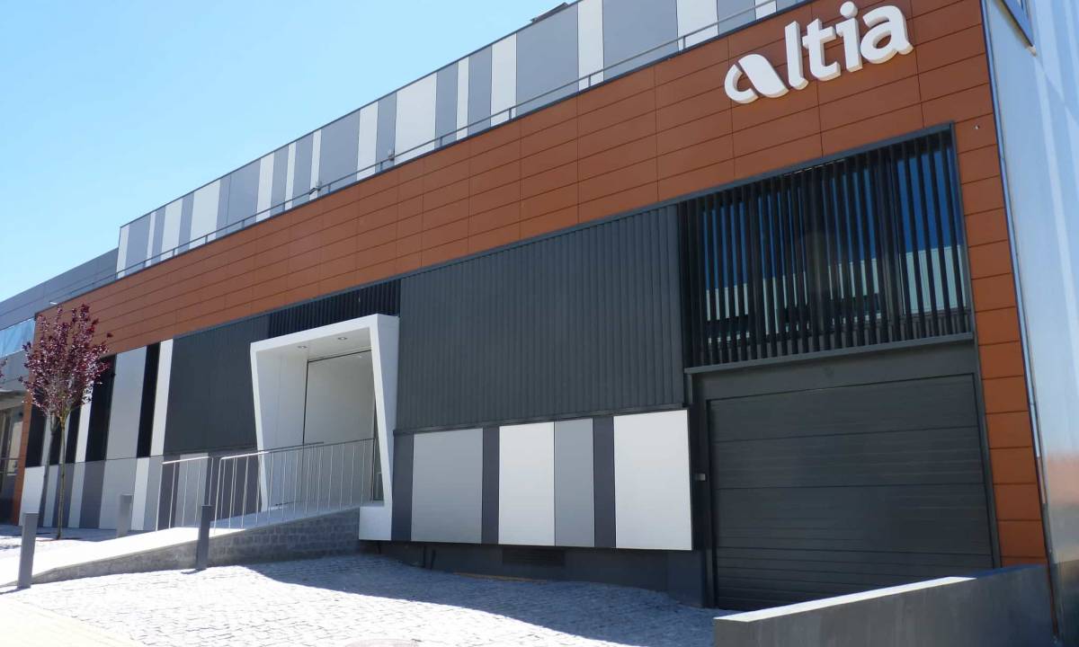 Altia_Galeria_Zona exterior con carteleria y fachada