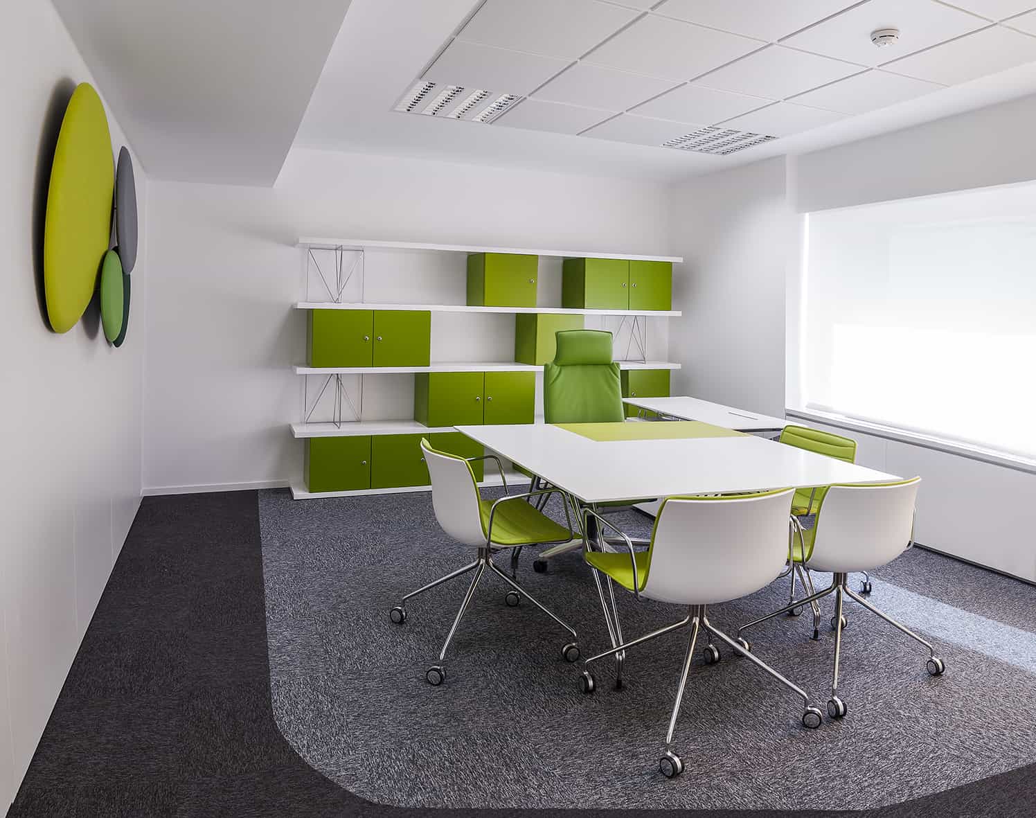 Philip Morris_Galeria_despacho individual de color verde con mesa y silla en espacio corporativo