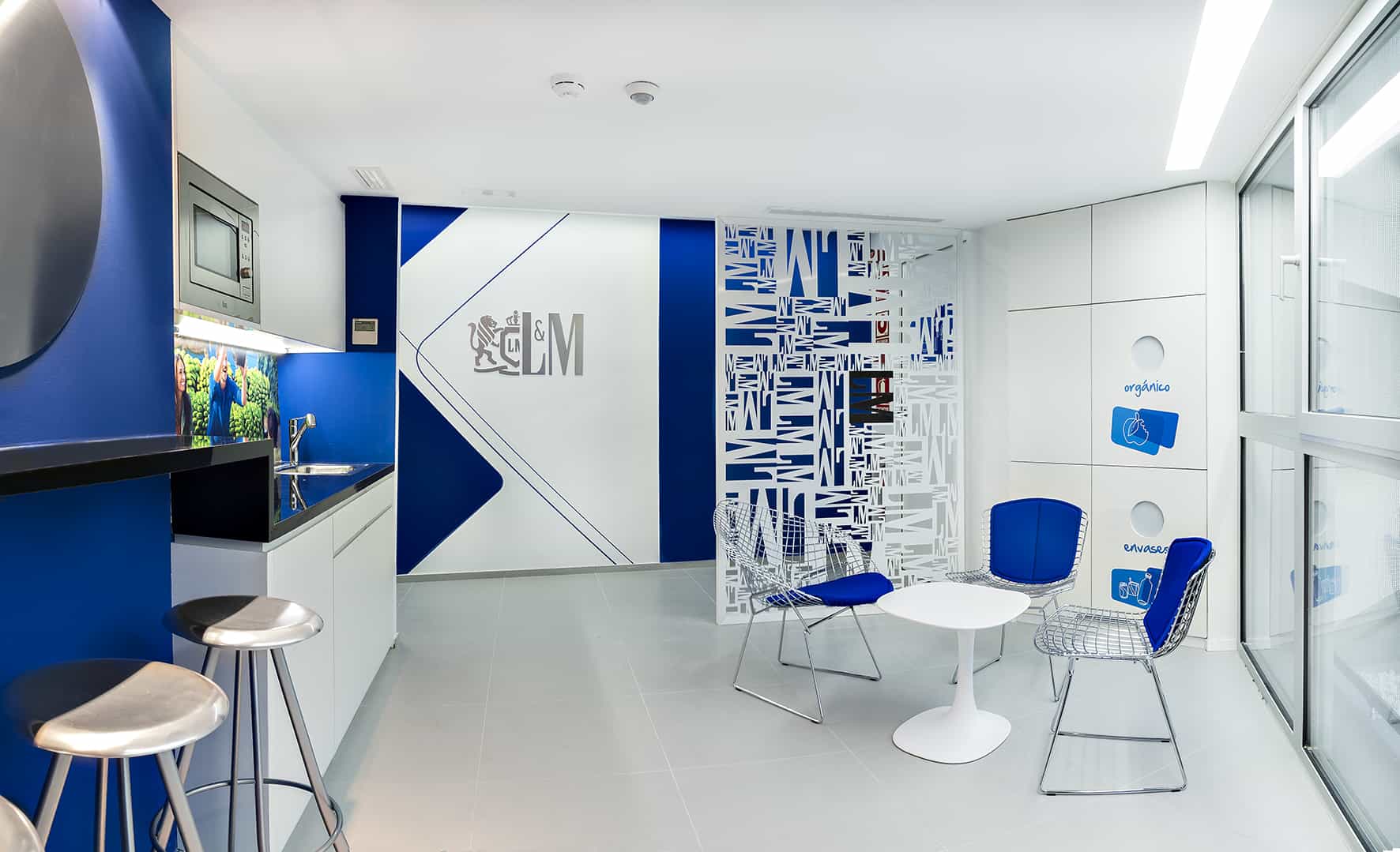 Philip Morris_Galeria_despacho individual de color azul con mesa y silla en espacio corporativo