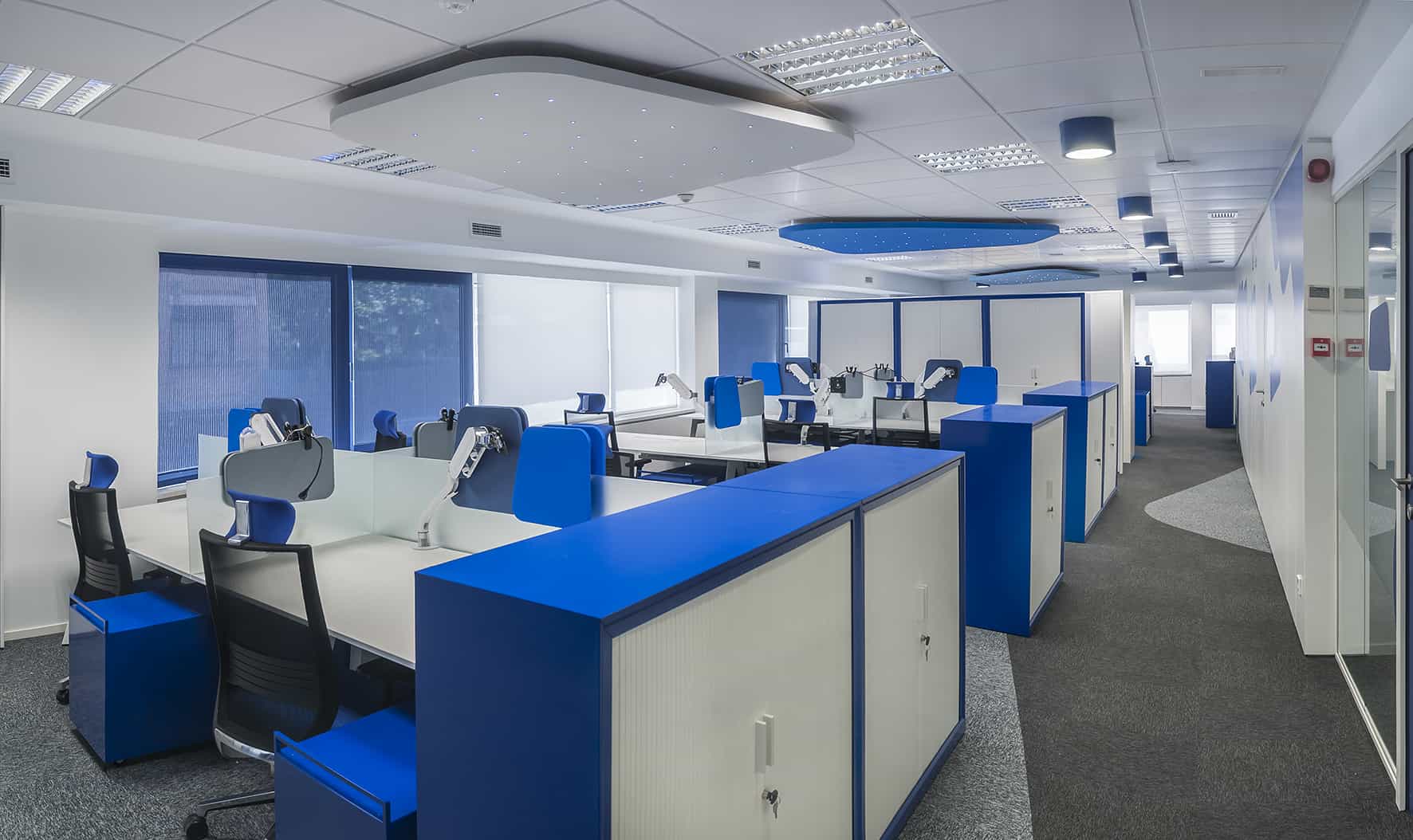 Philip Morris_Galería_zona de trabajo con puestos operativos en color azul