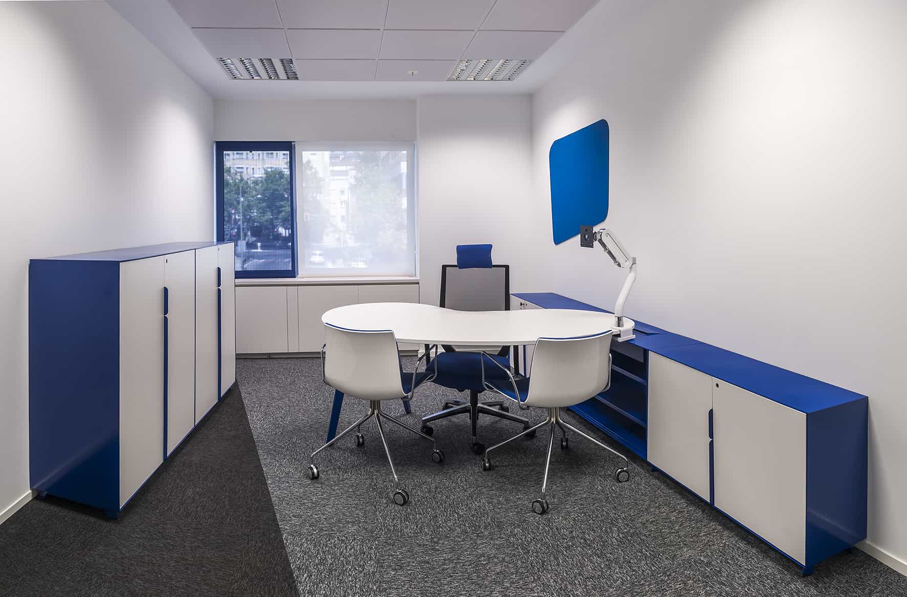 Philip Morris_Galería_despacho individual de color azul con mesa y silla en espacio corporativo