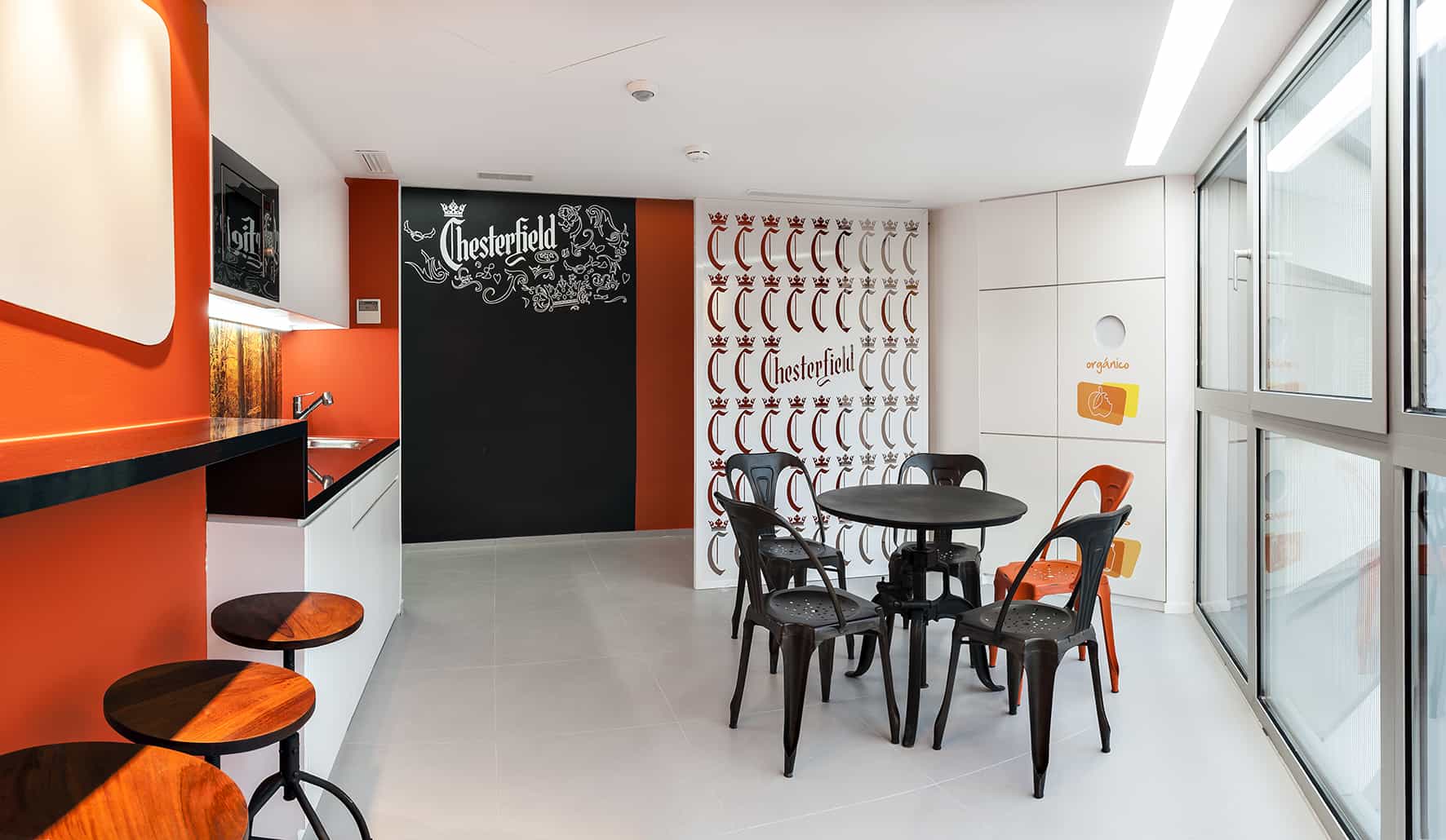 Philip Morris_Galería_zona de office con cantina y mobiliario en negro y naranja
