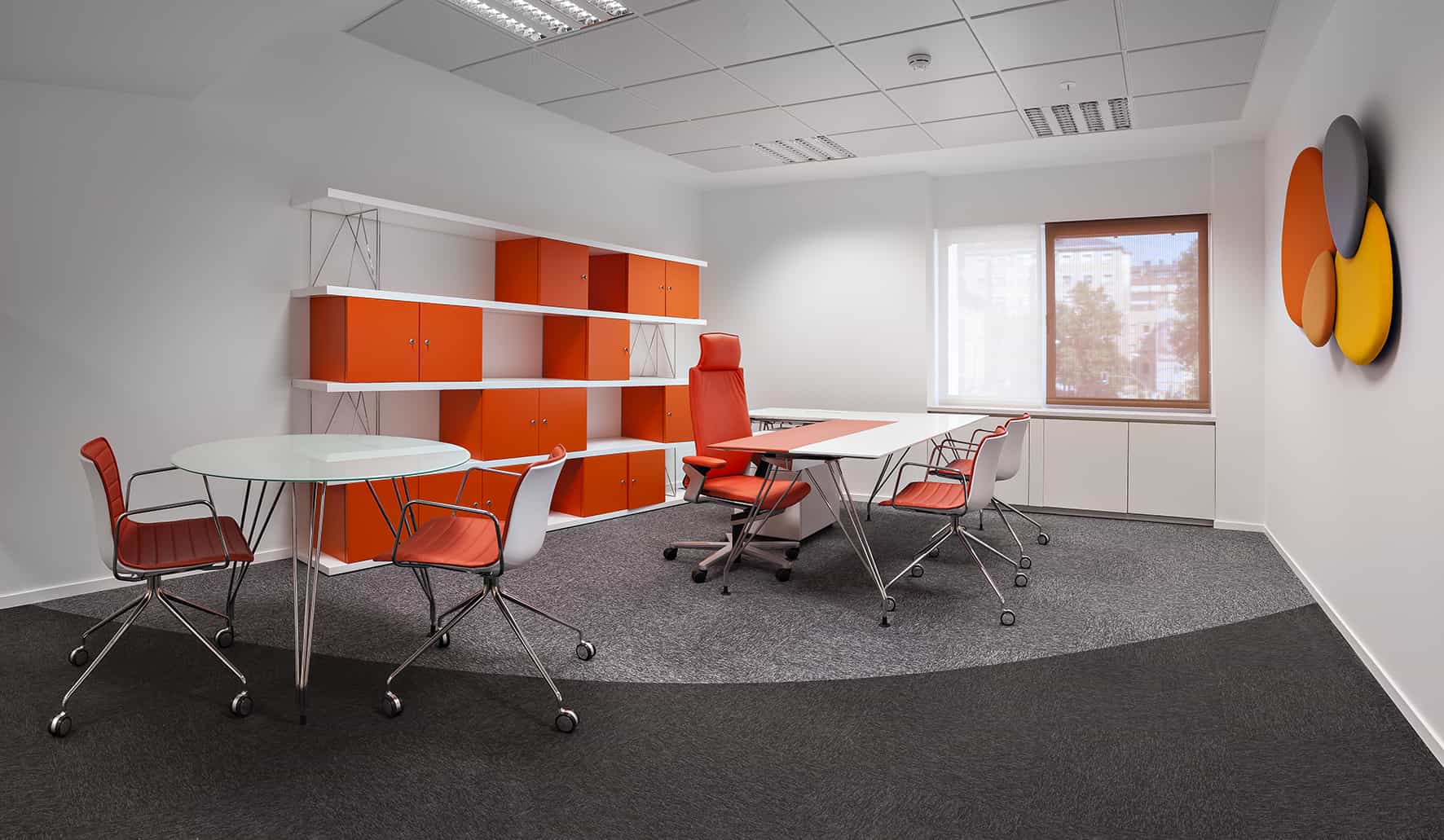 Philip Morris_Galería_despacho individual de color naranja con espacio de almacenaje y mobiliario de oficina