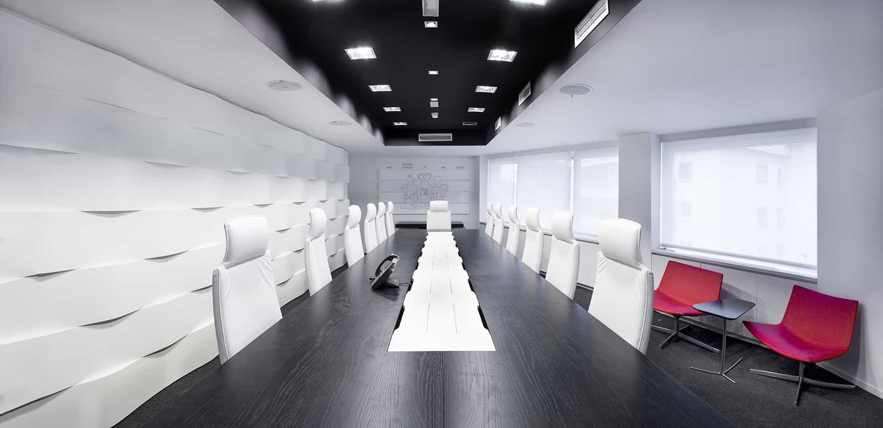 Philip Morris_Galería_zona de reuniones de carácter formal e informal con mobiliario estándar, mesa de trabajo