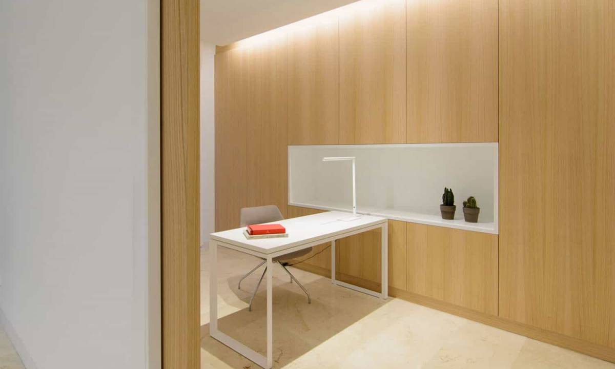 Ancora_Grid_Despacho individual en zona de trabajo con mesa y silla blancas y madera