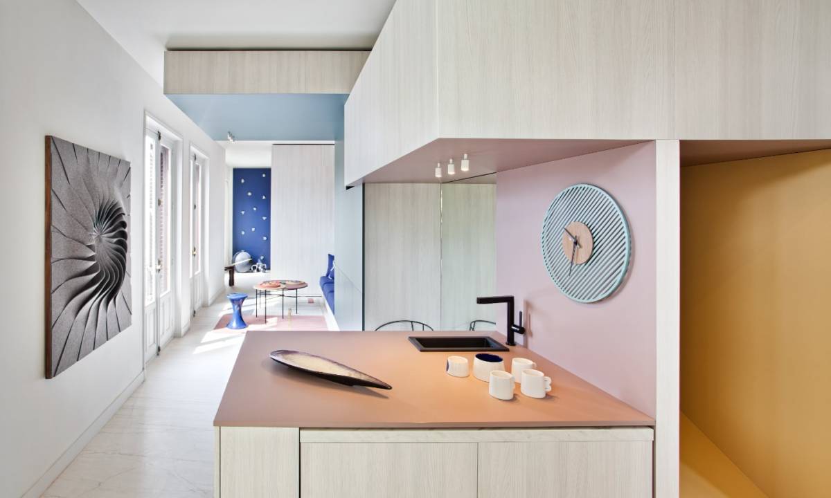 Insight_Casa Decor_Apartamento de colores con sfoá azul y decoración y atrezzo en tonos verdes, naranjas, granates