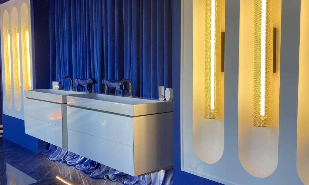 Insight_Casa Decor_Cuarto de baño y aseo con tonos azules y blancos tendencia monocromatica y color block