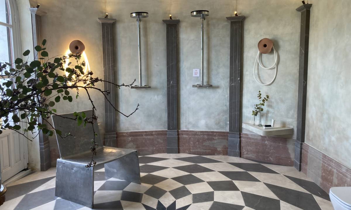 Insight_Casa Decor_Cuarto de baño y aseo con piedra, suelo con rombos bicolor, espacio natural con texturas y vegetacion