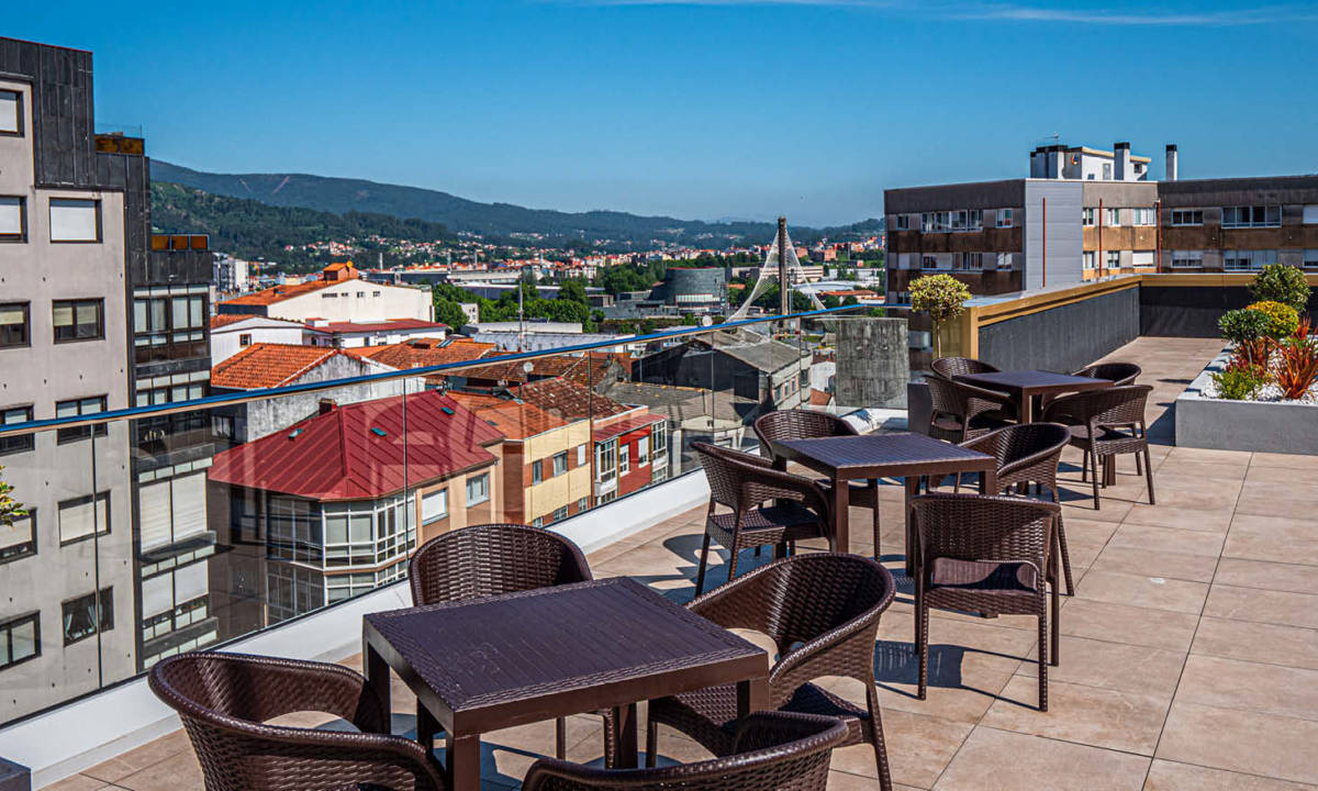 Terraza exterior en azotea con mobiliario sillas y mesas