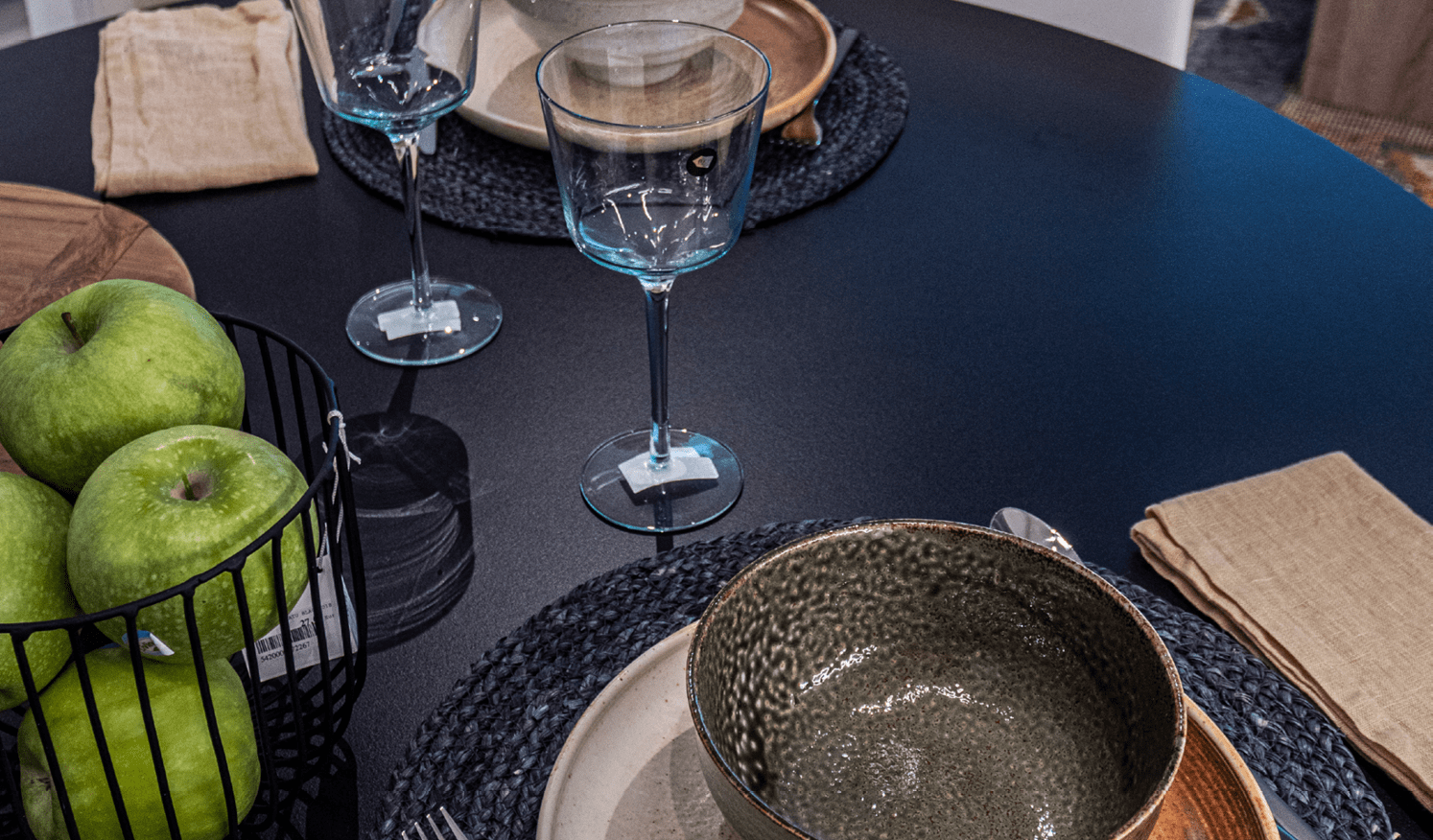 Apartamentos turísticos Montrove_Galeria_Detalles de cocina, con mesa negra, vajilla, cristal y elementos de decoración