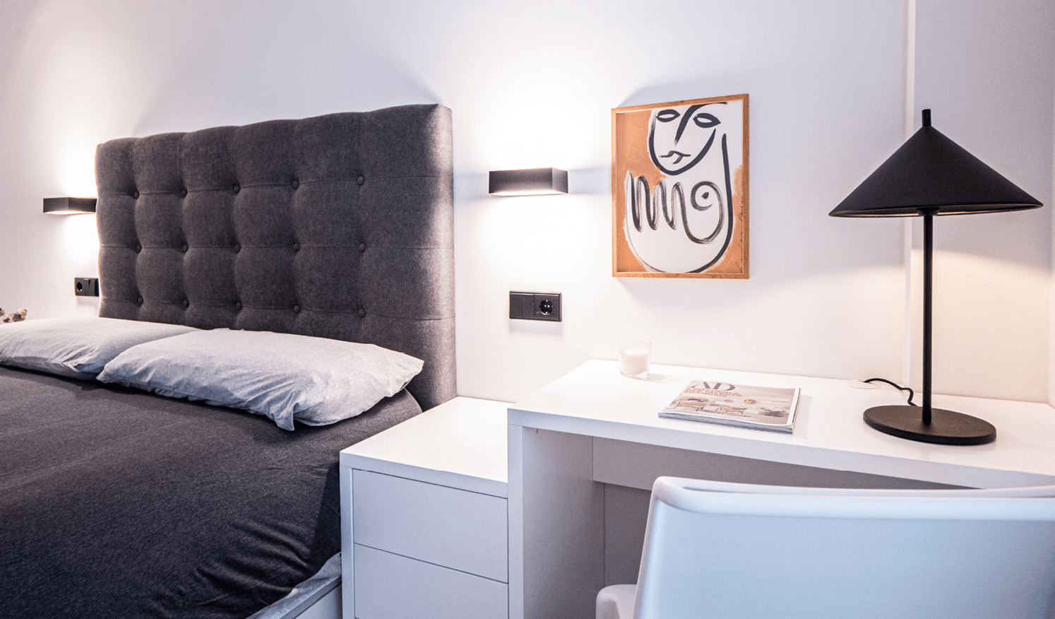 Apartamentos turísticos Montrove_Galeria_Dormitorio con cama, mesa y luminaria
