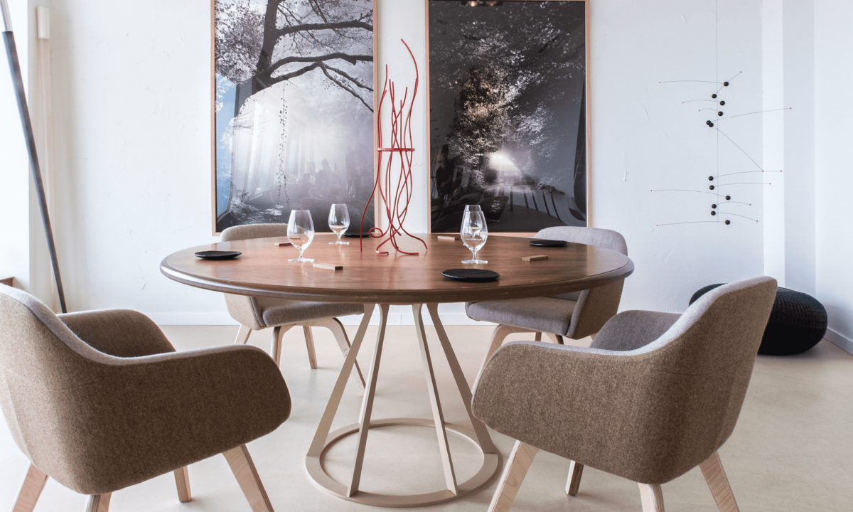 Arbore da Veira_Restauracion_Grid_Comedor de restaurante con mesas y sillas y mobiliario, equipado con decoracion en tonos naturales y naranjas