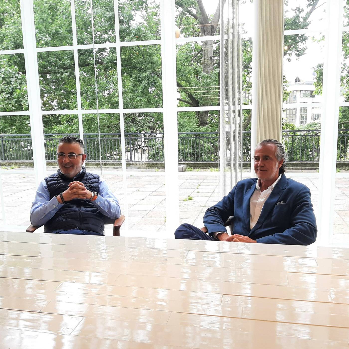 Visita Íñigo Ramírez_Insights_Fran Pérez e Íñigo Ramírez posan en las instalaciones de Sutega A Coruña en su visita