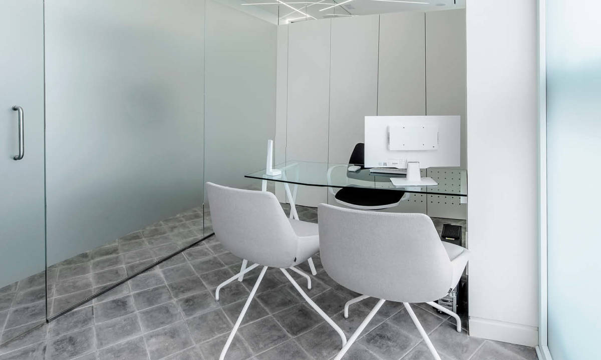 Despacho individual en clinica con mobiliario en blanco sillas y mesas