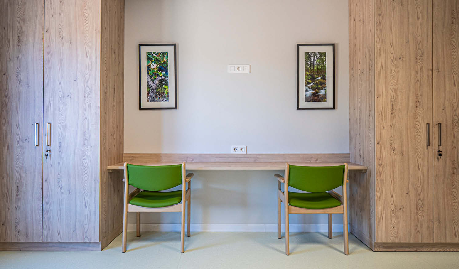 Residencia Amboage_Galería Metodología_Detalle de mobiliario con sillas y mesas en madera para habitaciones de residencia de ancianos