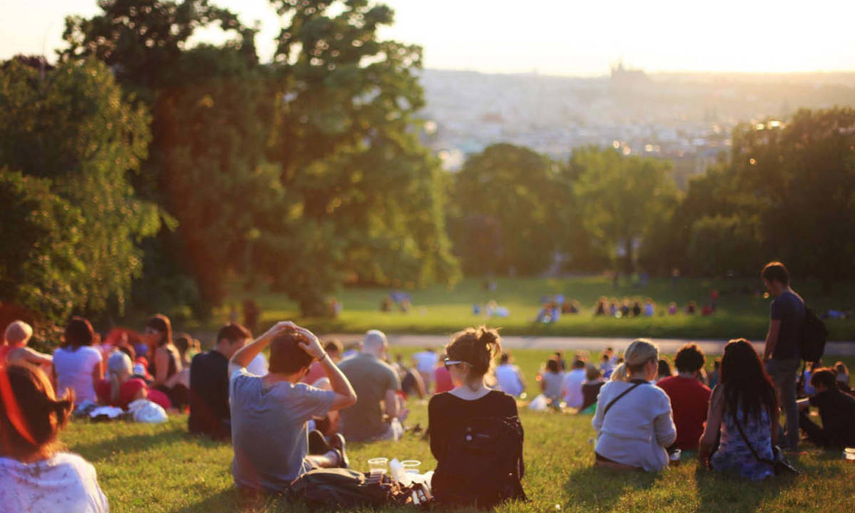 Reunión al aire libre de personas en contexto social y común