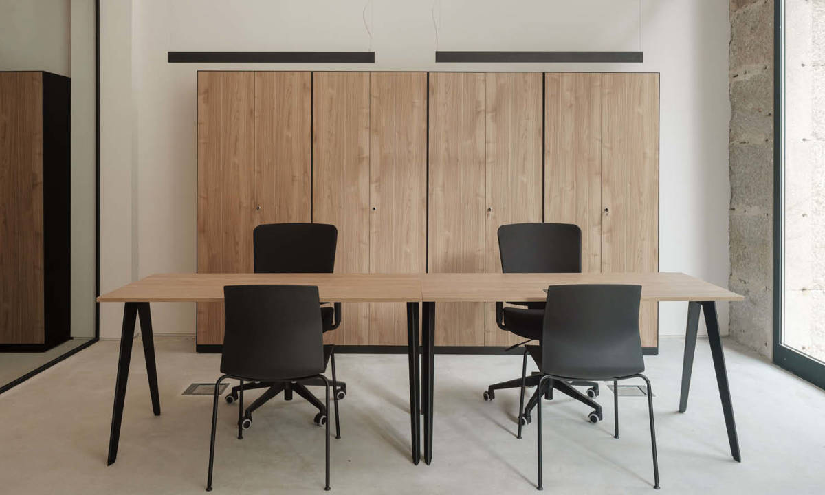 Nortempo_Oficina en madera, sencilla y funcional, con piezas de carpinteria a medida y mobiliario estándar