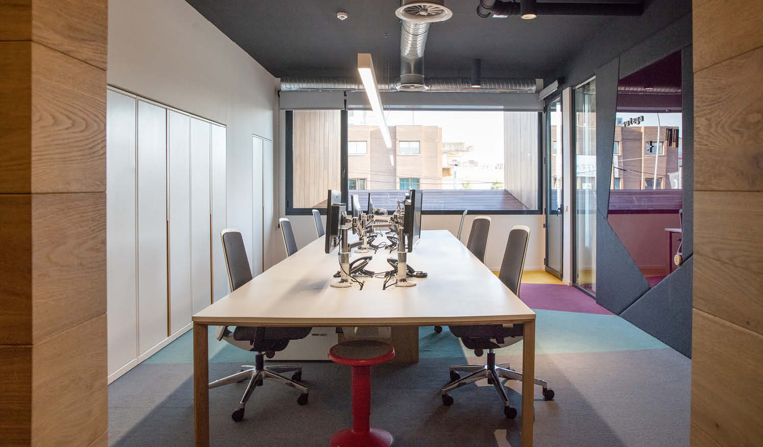 Mesas de trabajo con luz natural e iluminación horizontal