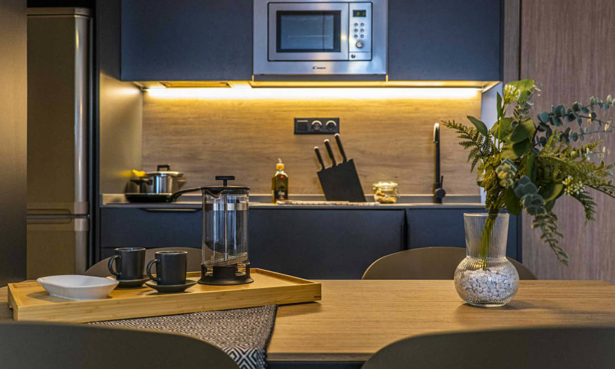 Cocina a medida en madera dentro de apartamento coliving