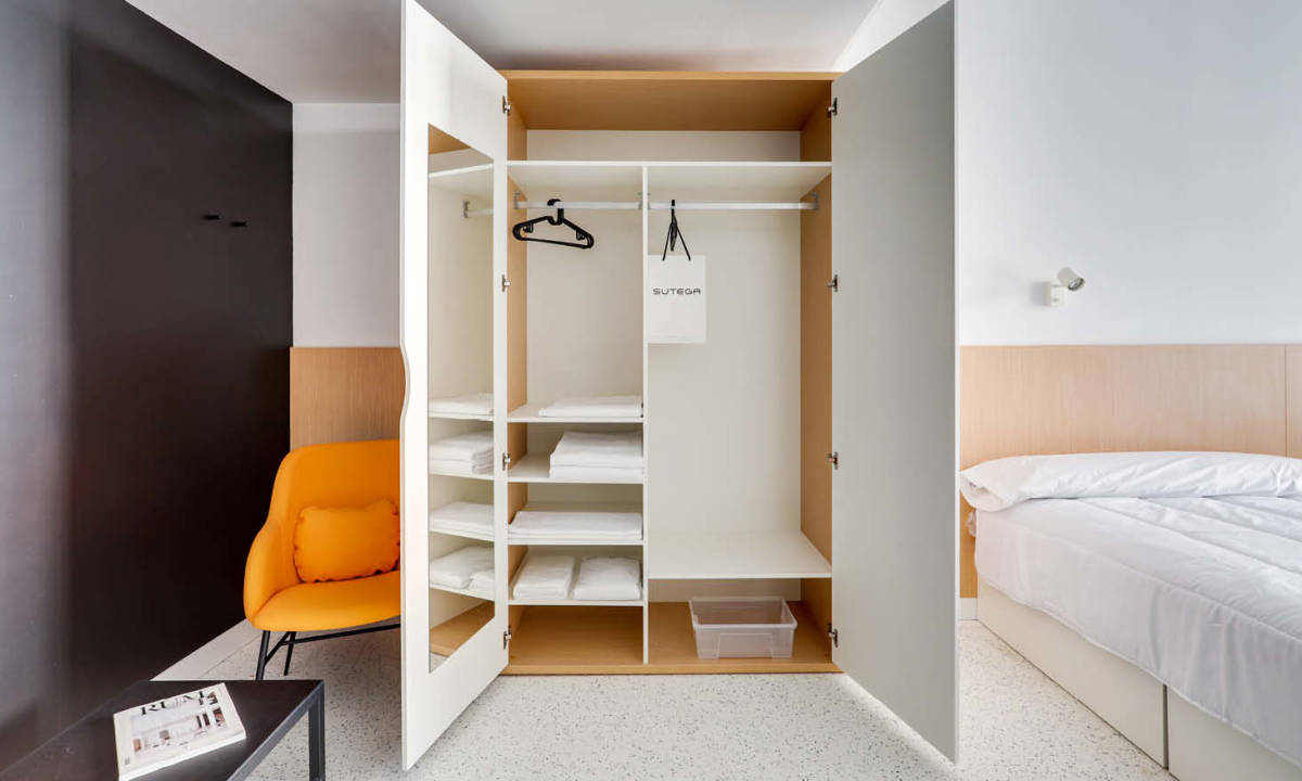 Habitación con mobiliario a medida en madera en un Student Living