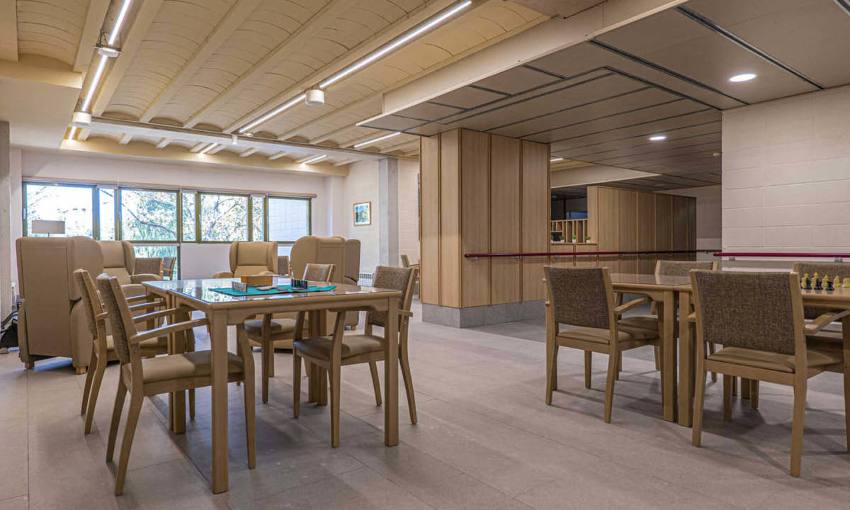 Sutega_Residencia de mayores Neurocare Home Mieses Valladolid_Residencia de mayores con carpintería a medida en zonas comunes