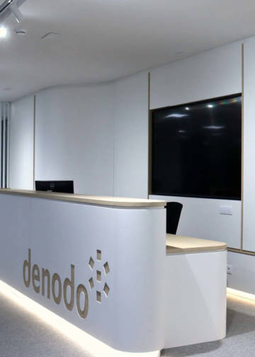 Zona de recepción en Denodo, diseñada por Sutega con mobiliario fabricado a medida en madera