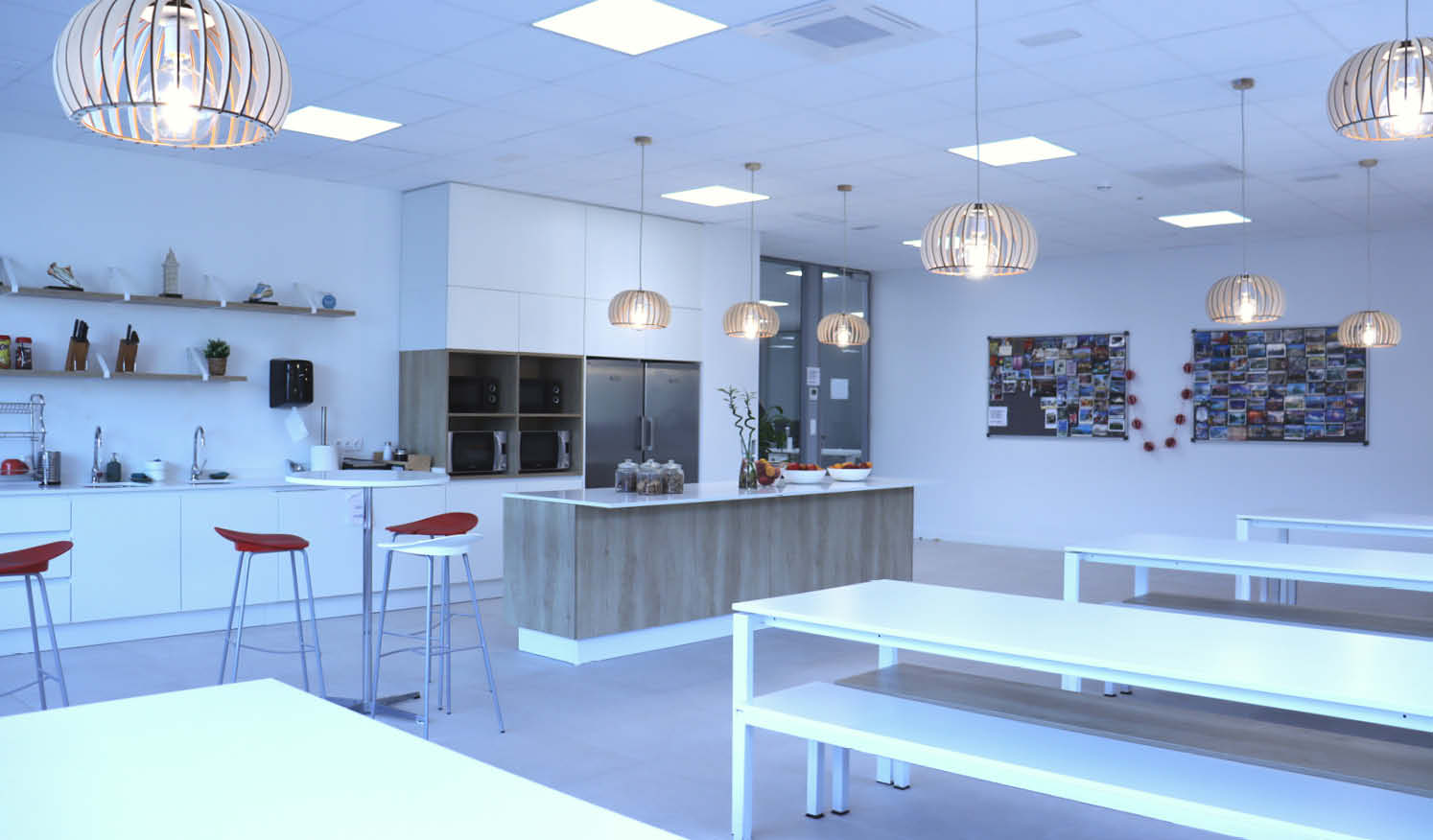 Office diseñado para el máximo confort con isla de cocina fabricada en carpintería metálica a medida