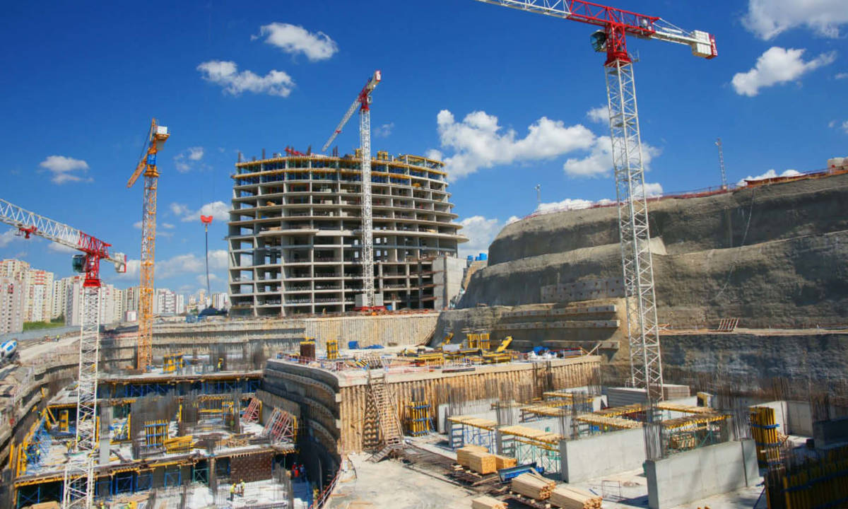 Construcción de edificio con gruas mediante edificacion siguiendo metodología BIM