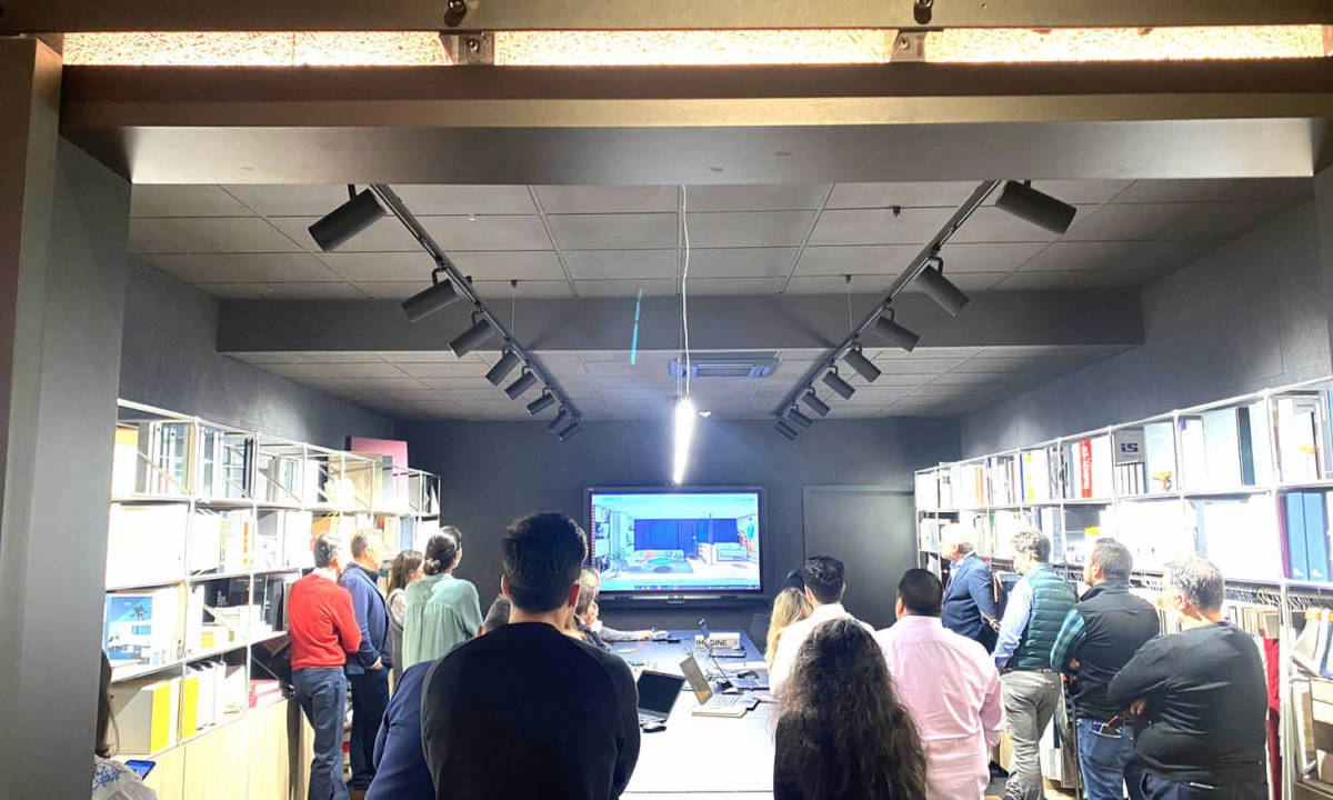 personas reunidas en una sala para una videoconferencia