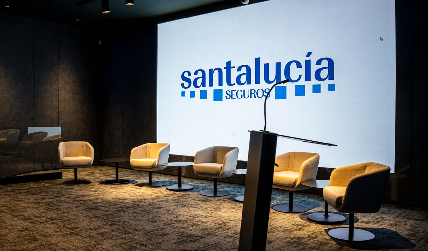 Santalucía_Auditorio en edificio de oficinas, proyecto Design&Build de salón de actos corporativo