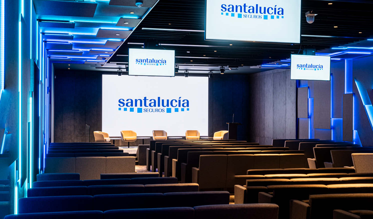 Santalucía_Auditorio en edificio de oficinas, proyecto Design&Build de salón de actos corporativo