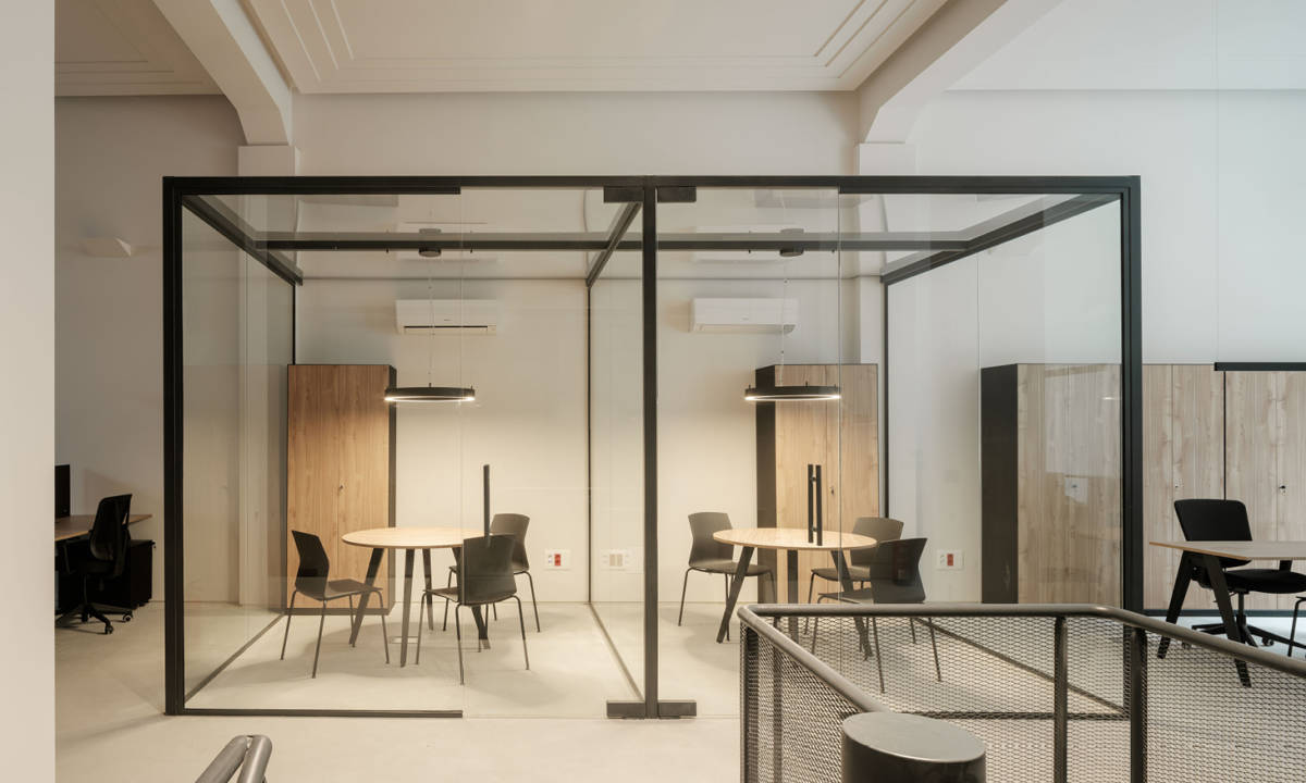 Zonas acristaladas para delimitar las salas de reuniones del espacio de trabajo flexible de Nortempo