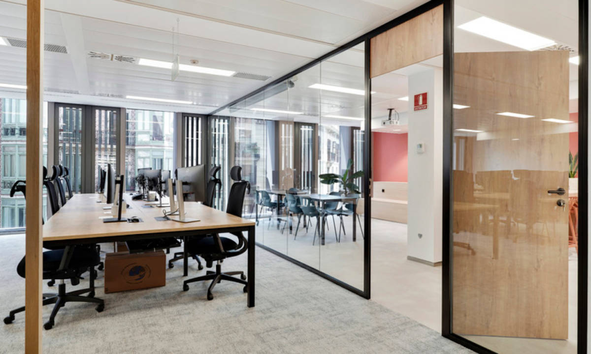 Espacio de reuniones con diseño flexible en la oficina de Armonía en Barcelona