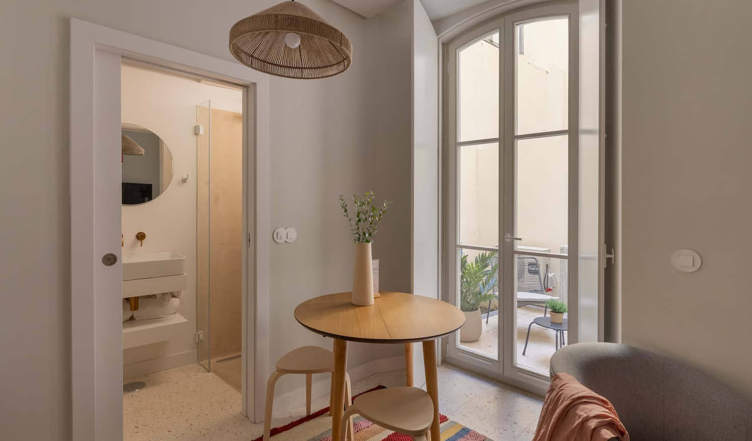 Apartamentos Líbere Lisboa_Salón con mobiliario de madera en espacios compartidos