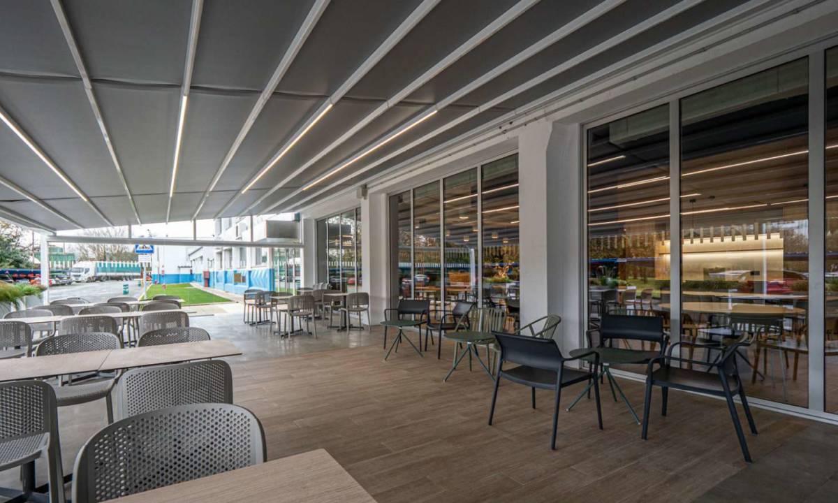 Zona de cantina y terraza exterior en oficina en Galicia