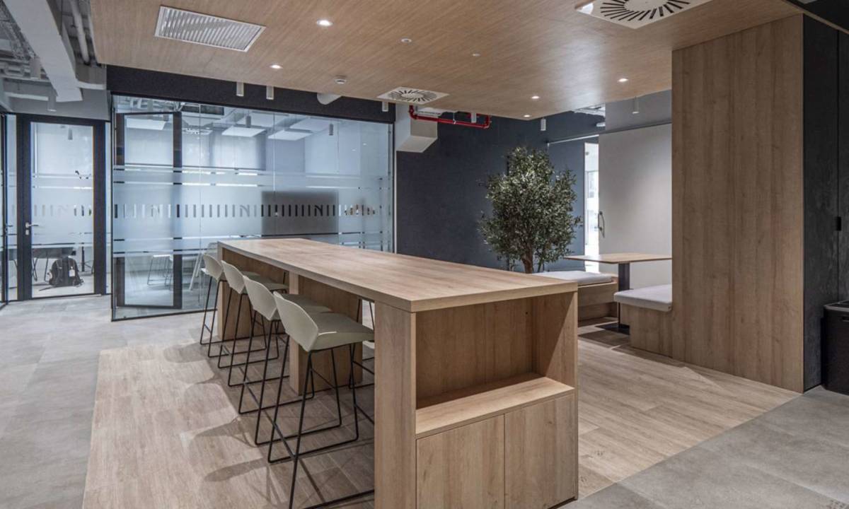 Equipamiento de oficina con carpintería a medida para espacio de trabajo con Workplace Strategy