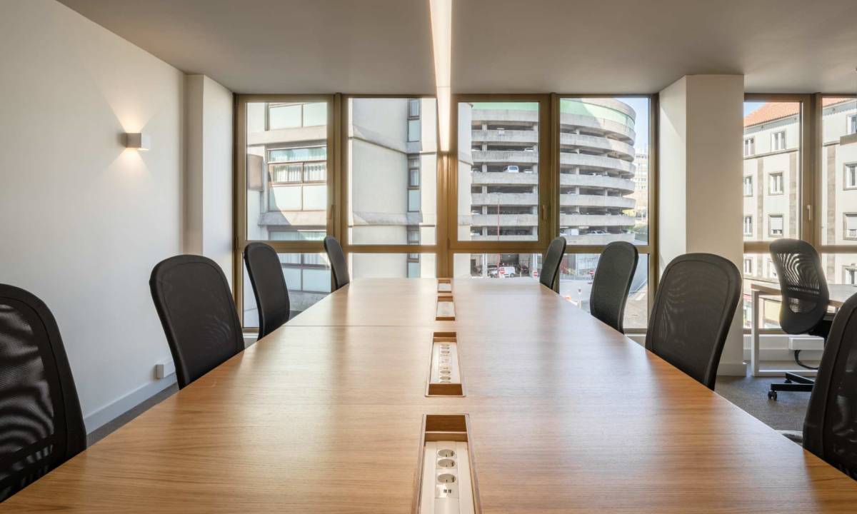 Mesas de trabajo en oficina Coworking en Oporto