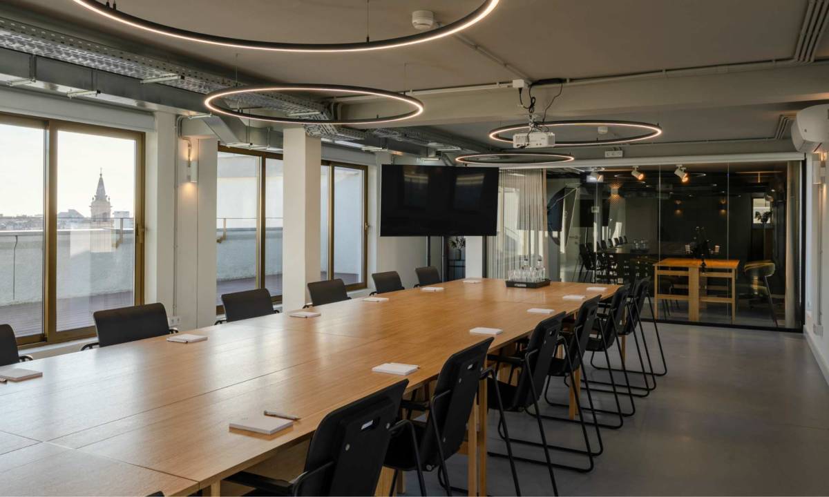 Sala de reuniones con tecnología en espacio de trabajo colaborativo