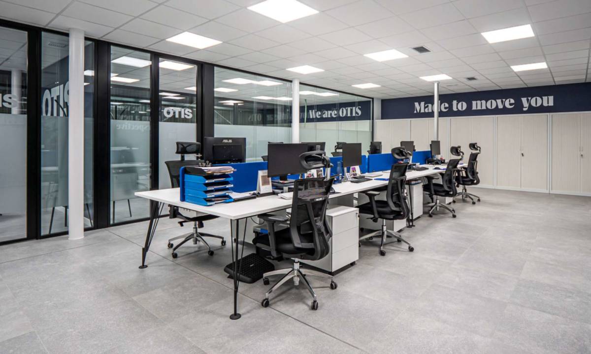 Espacio de trabajo con puestos operativos y proyecto de mobiliario para empresas
