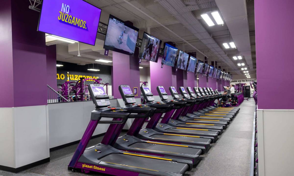 Sala de entrenamiento y máquinas en gimnasio en Madrid