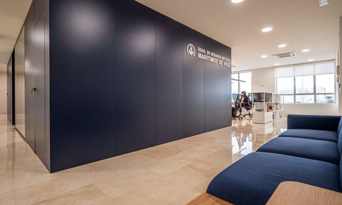 Caja de carpintería a medida en color azul corporativo para separación de zonas en oficina