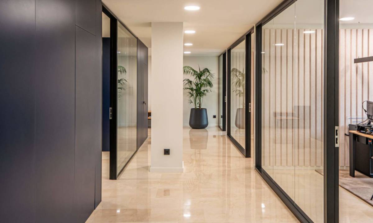 Zona abierta de oficina con separación de espacios mediante proyecto de diseño