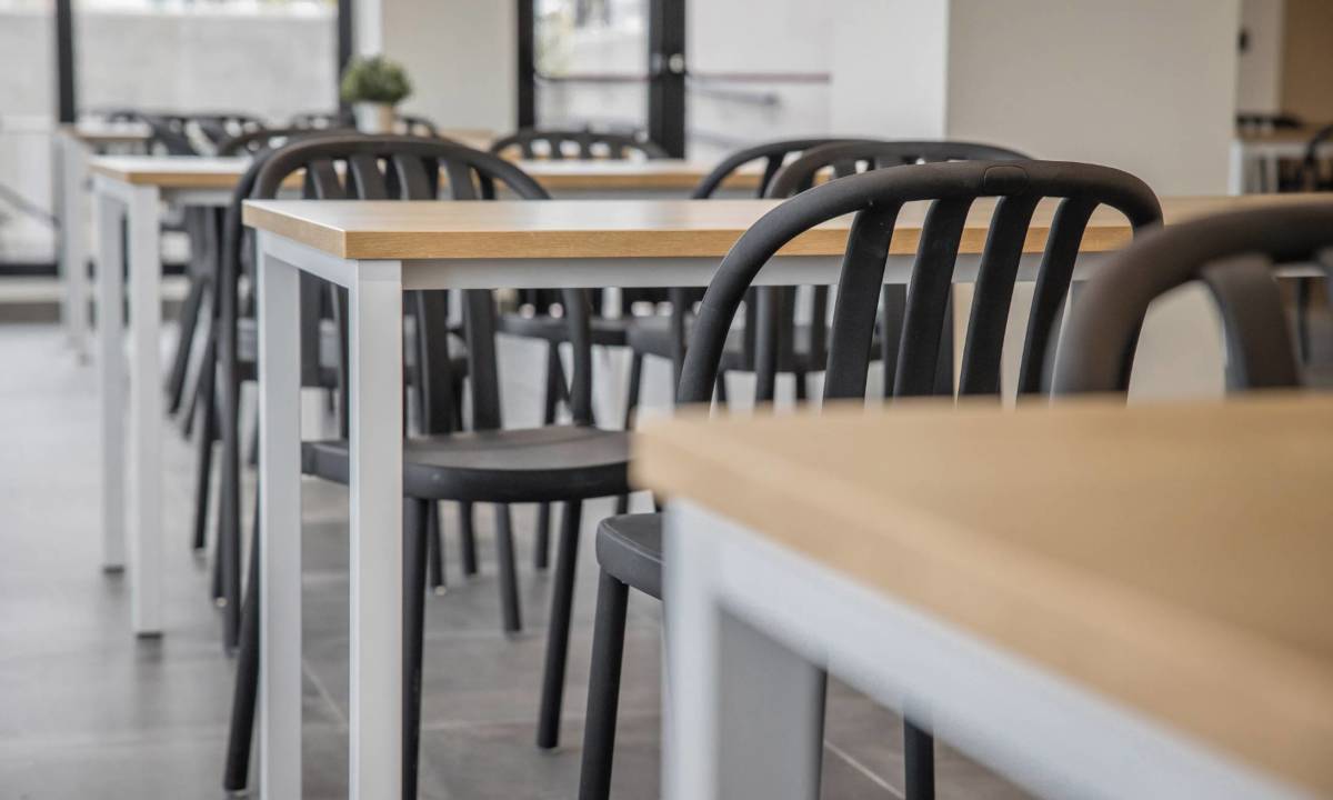 Sillas y mesas de zona de comedor y cantina de residencia de estudiantes