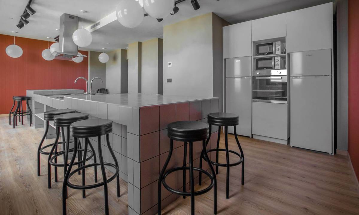 Zona lounge compartida con cocina común para estudiantes