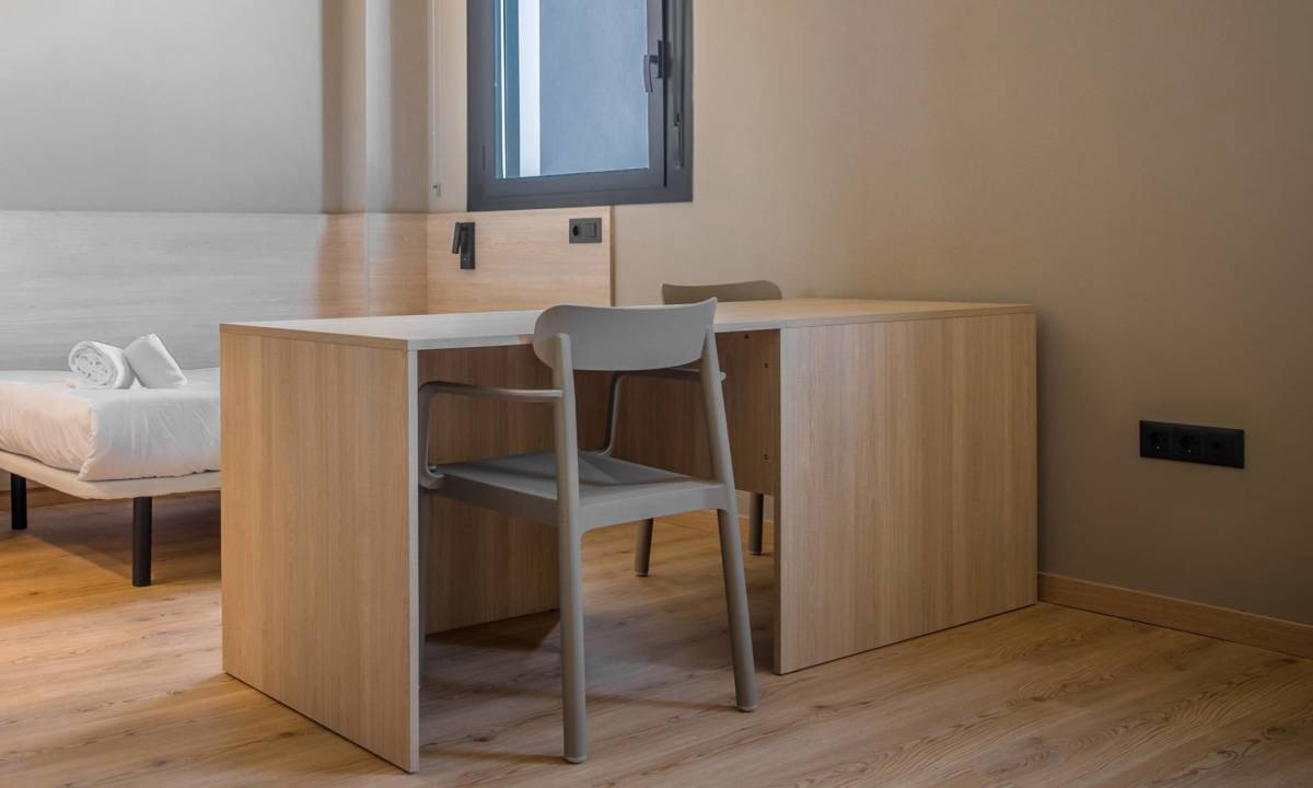 Escritorio de carpintería a medida para habitación compartida en residencia de estudiantes