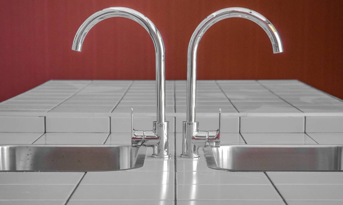Detalle de grifería y alicatado en zona de cocina lounge común