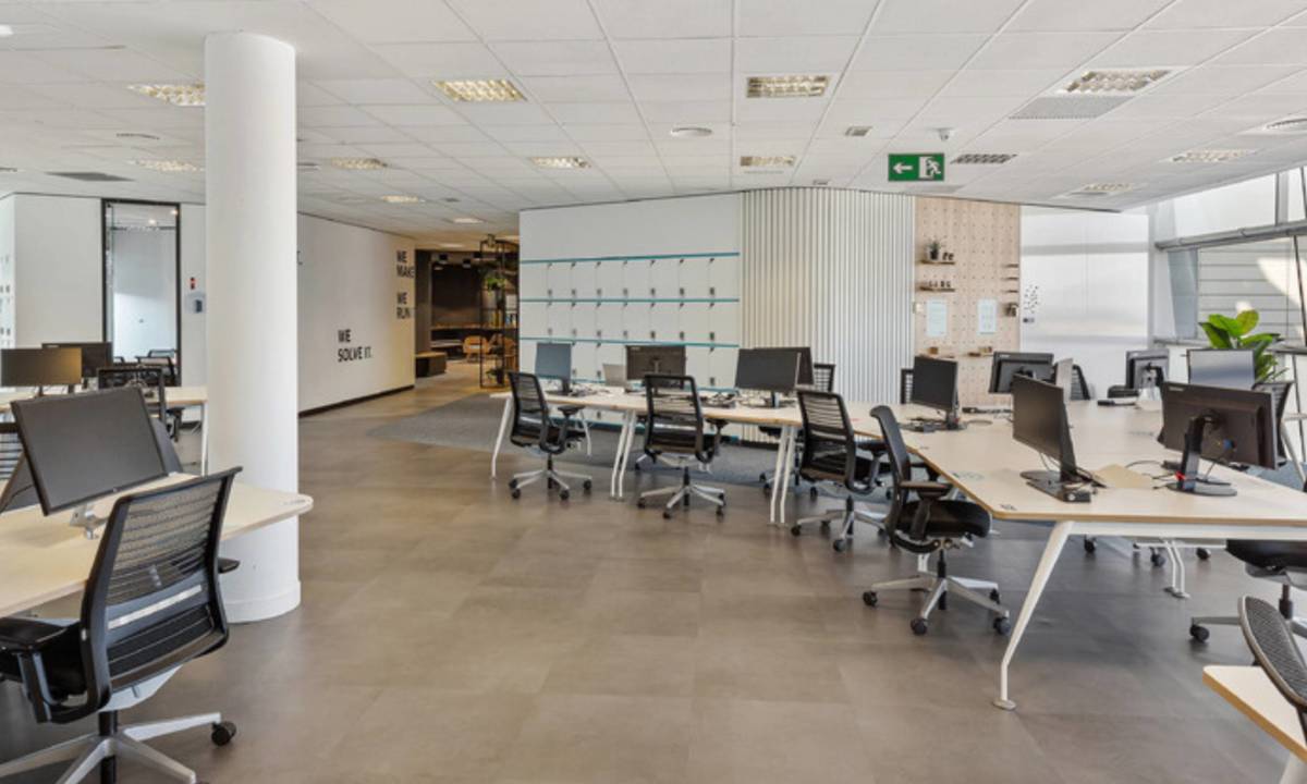 Puestos operativos en espacio de oficina con taquillas a medida