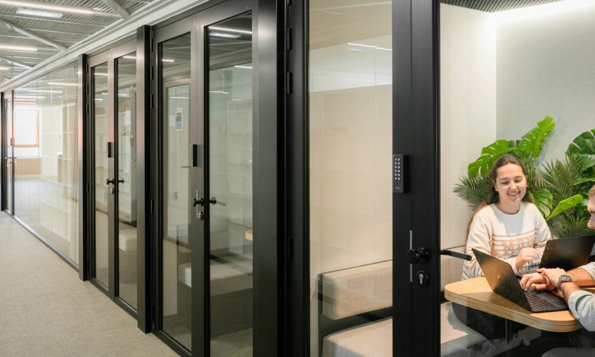 Mamparas de vidrio y aluminio para compartimentación de espacio de oficina