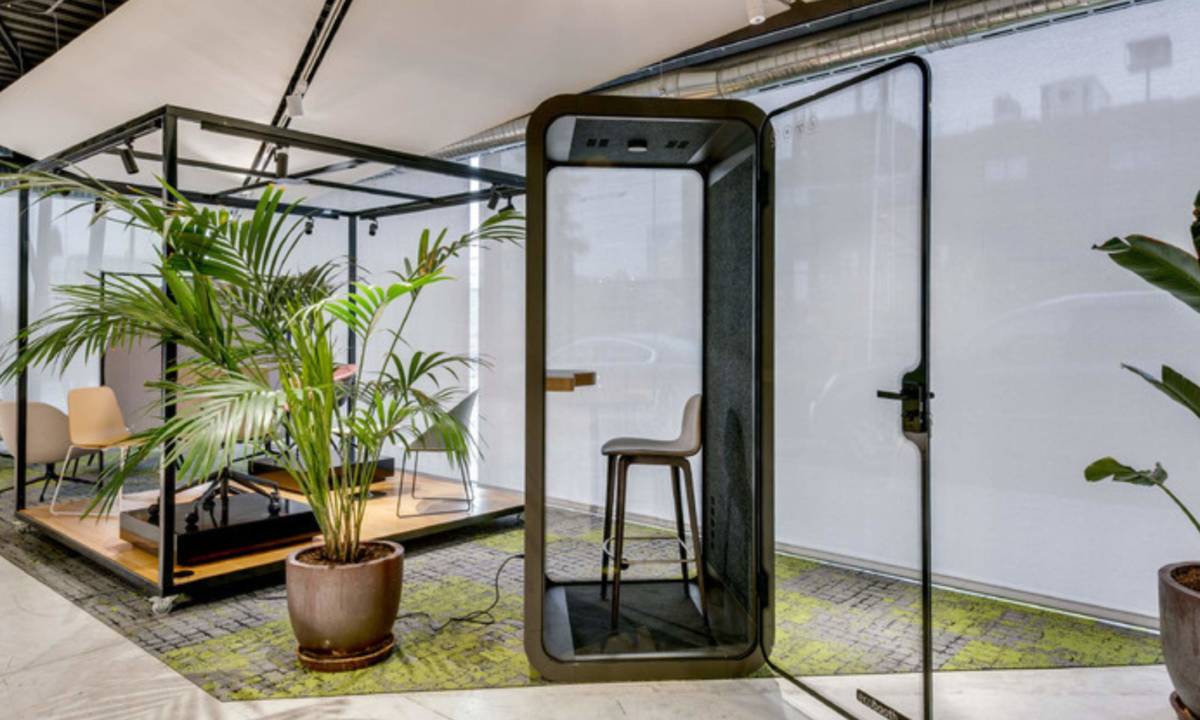 Phonebooth y espacio colaborativo dentro de oficina moderna